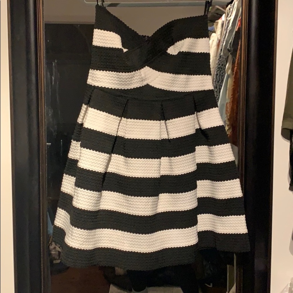 Black and white strapless cocktail mini!